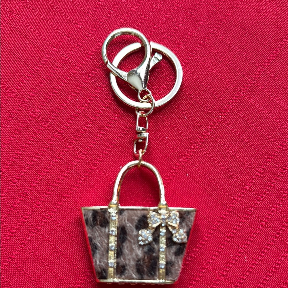 Elegant Leopard Print Keychain with Gold Accents